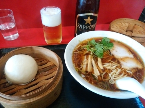 「正油ラーメン（肉まんセット）＋ビール」@星龍軒の写真