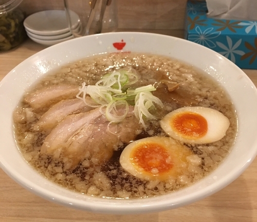 「コク旨背脂醤油730円＋煮玉子100円（濃い目・麺固め）」@思いやり麺屋食堂 ピロピロ麺屋 秋葉原店の写真