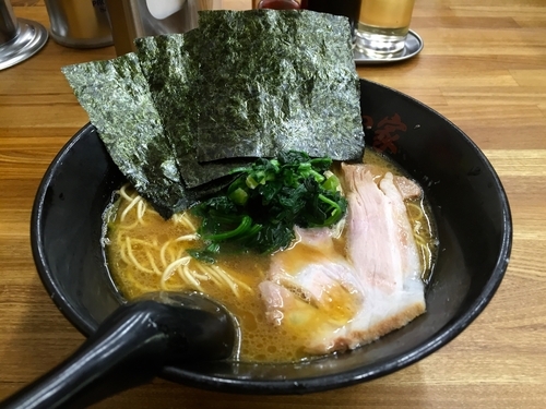 「らーめん・細麺バリ固＋替玉＋キリンラガー中瓶」@せい家 三鷹店の写真