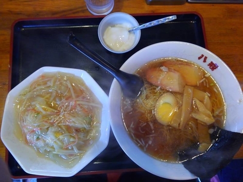 「日替わり（ラーメン+あんかけ半チャーハン+デザート）900円」@八戒の写真