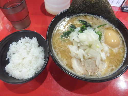 「味玉ラーメン780円＆半ライス100円(柏ランパス540円)」@横浜家系ラーメン 宗八 柏本店の写真