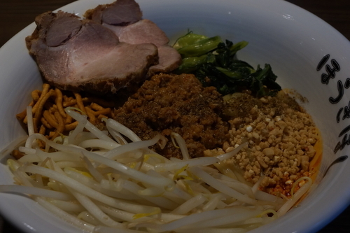 「汁なしタンタン麺＋チャーシュー（開店サービス）」@自家製麺 ほうきぼし 赤羽駅前店の写真