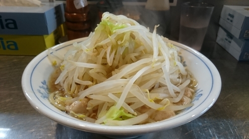 「ラーメン￥680 ヤサイ多目・アブラ」@ラーメン大 下高井戸店の写真