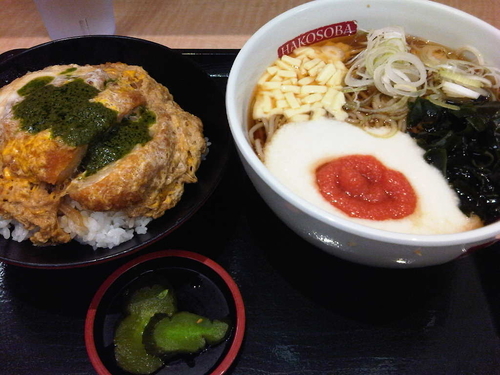 「チーズ&明太とろろそば + 海老かつ丼」@名代 箱根そば 狛江店の写真