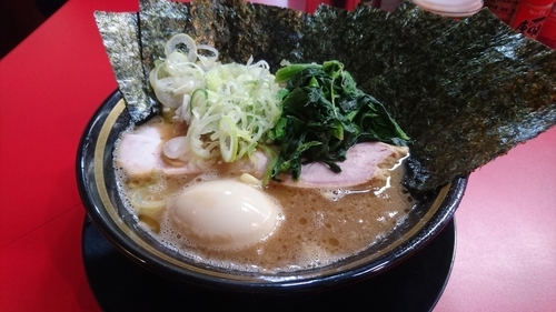 「ラーメン(麺硬め・味濃いめ・薬味ねぎ多め)＋海苔」@家系ラーメン とらきち家の写真