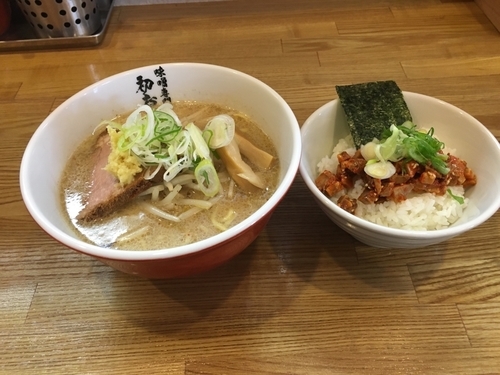 「味噌ラーメン＋ピリ辛チャーシュー丼」@初志貫徹の写真