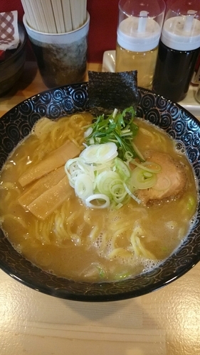 「らーめん  ６８０円  やくみネギ増し２０円」@伊藤商店の写真