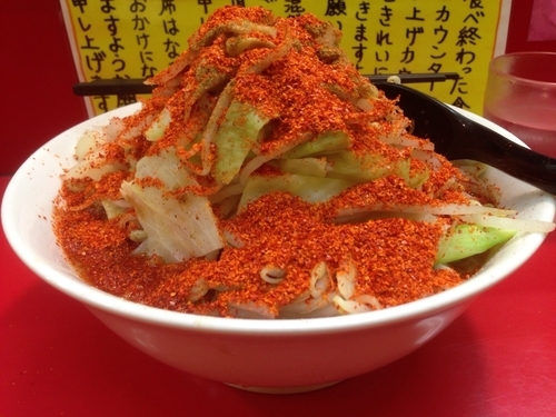 「豚ラーメン かためヤサイ たまねぎ 魚粉 一味唐辛子850円」@豚ラーメン 蕨店の写真