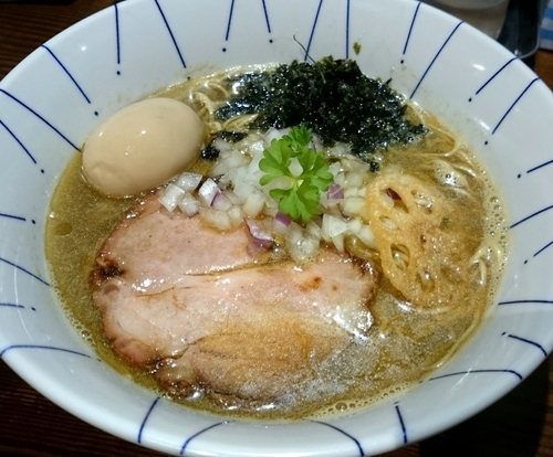 「芳醇煮干そば 750円＋むじゃ玉（70g）現金100円、味玉」@ニボムジャキの写真