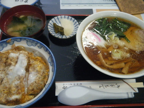 「ミニカツ丼セット・ラーメン1300円」@杉乃家の写真