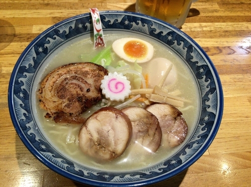 「塩ラーメン＋玉子＋鶏チャーシュー＋ビール＋餃子」@支那そばとんぼの写真
