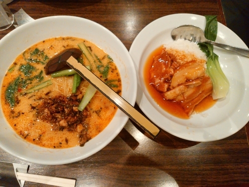 「本日のランチ②(担々麺と豚角煮丼)980円」@上海華龍 ヤマダ電機LABI1高崎店の写真