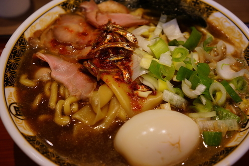 「得すごい煮干らーめん ＋大盛り（無料）」@すごい煮干ラーメン 凪 秋葉原UDX店の写真