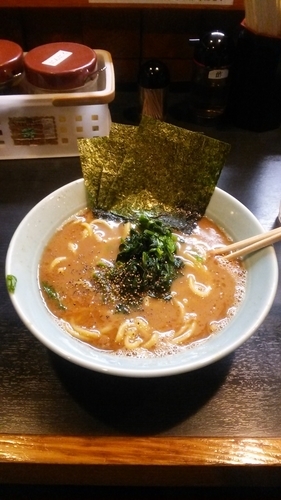 「ラーメン」@横浜家系豚骨醤油極太麺 侍 伏見店の写真