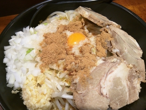 「小しょう油まぜめん(ニンニクアブラ玉ねぎ魚粉)」@製麺所 豚とこむぎの写真