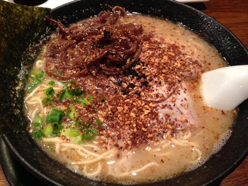 「とんこつ（黒）ラーメン　￥７８０」@元祖 麺屋 原宿 名古屋金山店の写真