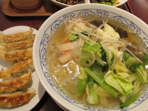 「野菜ﾀﾝﾒﾝ+餃子(6個)「950円+100円（ｻｰﾋﾞｽ)」@Chinese 青菜 イオンモール春日部店の写真