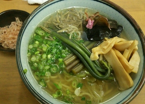 「[卯月の限定]旬の蕨蕎麦・・・塩　利尻　顎　青の三巴にて　B」@MENYA 食い味の道有楽の写真