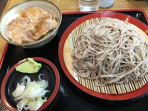 「生姜焼き丼セット（もりそば大盛り）750円」@甲斐そばの写真