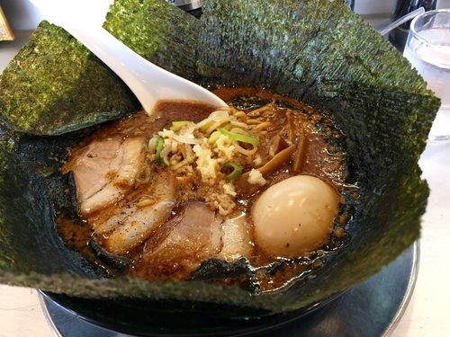 「期間限度 嵐げんこつらあめん 黒武者¥740 + 会員無料トッピ」@らあめん花月嵐 西原町店の写真