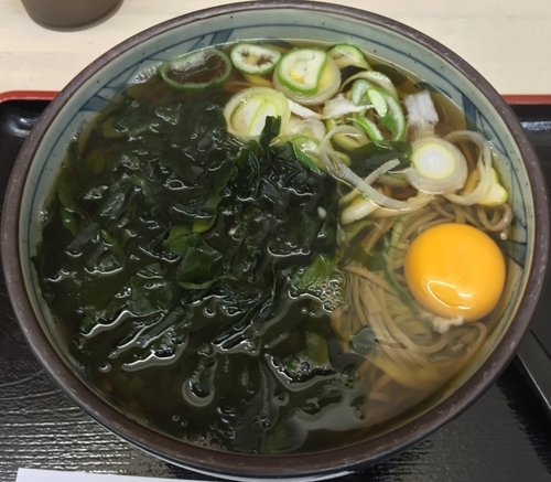 「ワカメそば＋生玉子（￥400＋1個無料サービス）」@そば・うどん 立ち喰い屋の写真