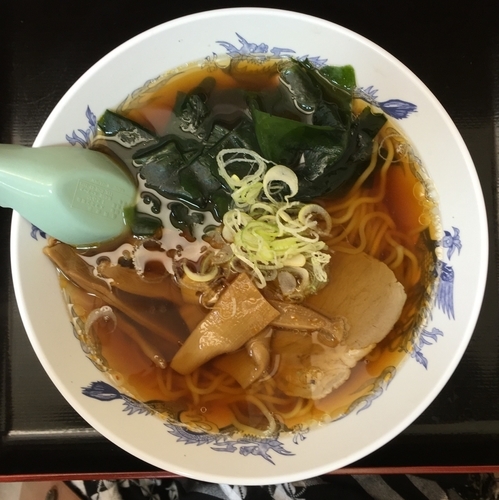 「正油ラーメン410円＋おにぎり100円」@梅もと ヤエチカ店の写真