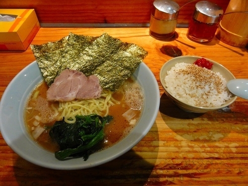 「ラーメン中盛780円　硬め濃い目　ライス」@横浜ラーメン 武蔵家 大井町店の写真