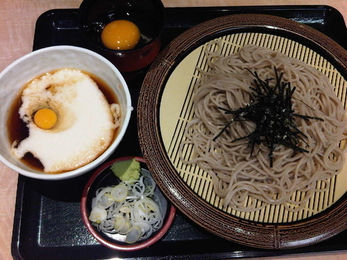 「冷やしとろろそば+生卵」@名代 箱根そば 狛江店の写真