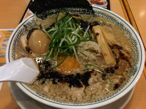 「黒肉そば+煮玉子」@源蔵ラーメン 青戸店の写真