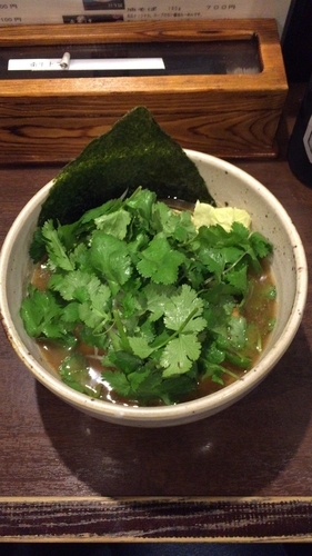 「無尽蔵醤油らーめん➕パクチー」@麺屋 無尽蔵の写真