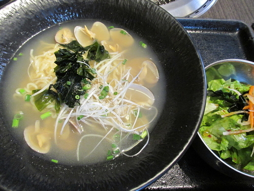 「国産あさりラーメン+サラダ　「1,000円」」@土古里 浅草店の写真