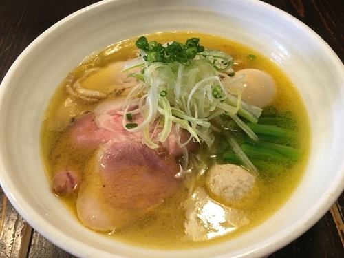 「【限定】芳醇貝出汁塩そば700円、味玉100円」@吉田商店の写真