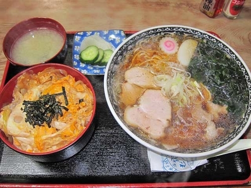 「親子丼とラーメン　850円（ランチ）」@辰巳庵の写真