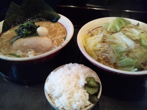 「ラーメン+半ライス+もやキャベ」@横浜家系 だるま家の写真