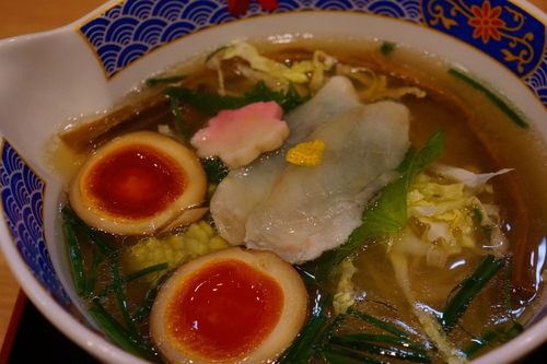 「ふぐだし潮らーめん ＋味玉（一声でサービス）」@ふぐだし潮 八代目けいすけ 東急プラザ銀座店の写真