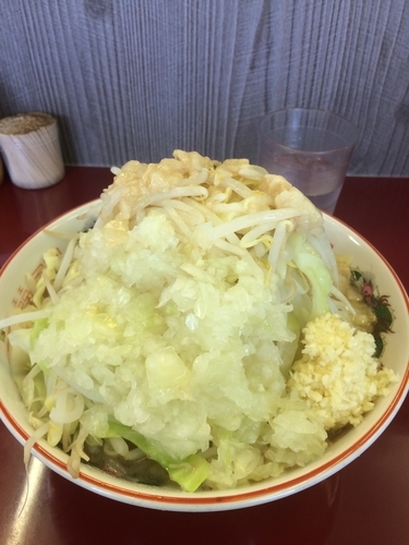 「ラーメン小全マシ玉ねぎ」@ジラフの写真