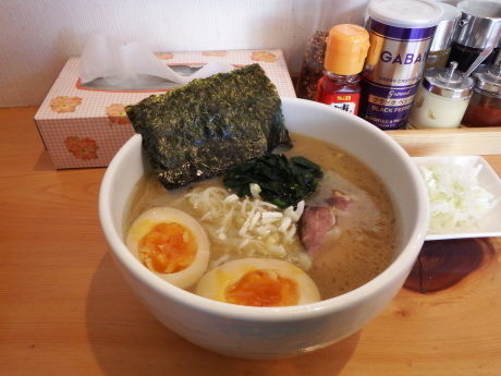 「らーめん＋味玉」@らーめん きんぱち 本店の写真