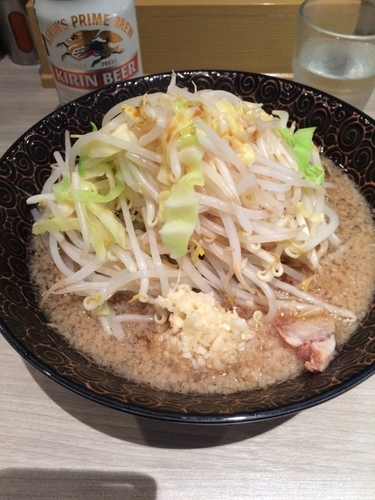 「ラーメン 麺少なめ固め」@ラーメン大 ○虎の写真