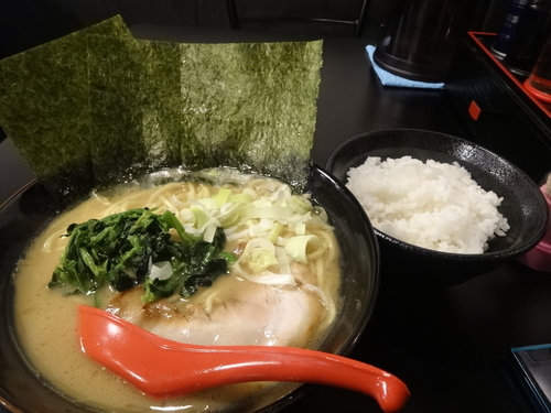 「醤油豚骨 大800円 +ライス並100円」@富士家系 直壱家の写真