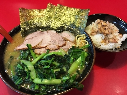 「ラーメン中盛＋青菜＋半チャーシューまぶし」@家系ラーメン 王道の写真