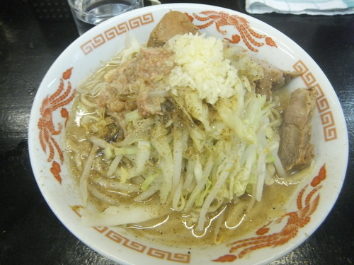 「ラーメン中315g700円(ニンニク背脂魚粉)」@自家製太麺 ドカ盛 マッチョ 難波千日前店の写真