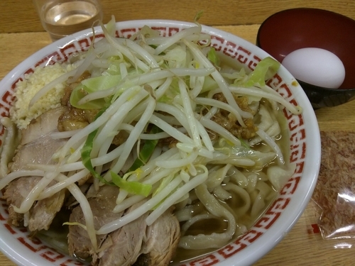 「小(ヤサイスクナメニンニクアブラ)　生卵　かつおぶし」@ラーメン二郎 環七新新代田店の写真