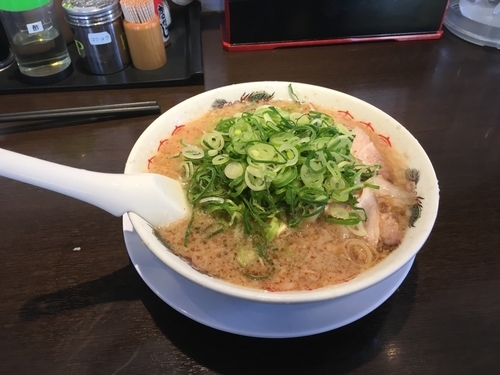 「ラーメン（固め、ネギ、背脂多め）」@来来亭 国母店の写真