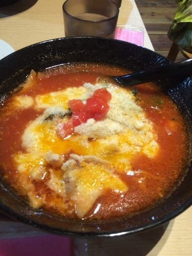 「トマトラーメン」@トマトラーメンと辛めん 三味の写真