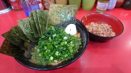 「ラーメン+海苔・白玉・万能ねぎ・チャーシューまぶし」@家系総本山 ラーメン吉村家の写真
