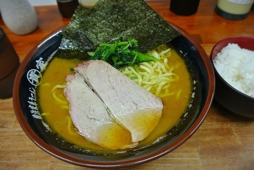 「ラーメン650円（中盛タイムサービス）ライス100円」@家系ラーメン ○貴家の写真