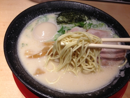 「白豚骨　謹製味玉ラーメン　￥７８０」@大名古屋一番軒の写真