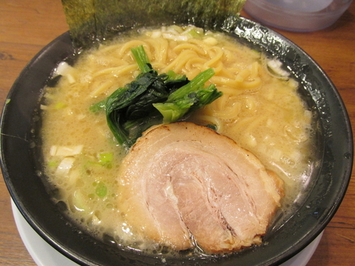 「豚骨醤油ラーメン　「690円」」@横浜家系ラーメン 巣鴨家の写真