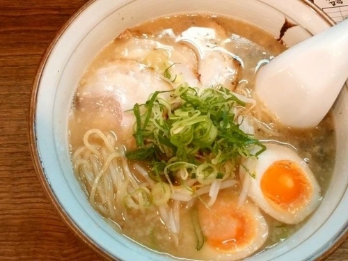 「醤油らーめん（とんこつ）＋味玉」@熊五郎 せんちゅうパル店の写真