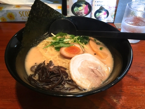 「馬骨スープラーメン＋サービスライス」@味香美の写真